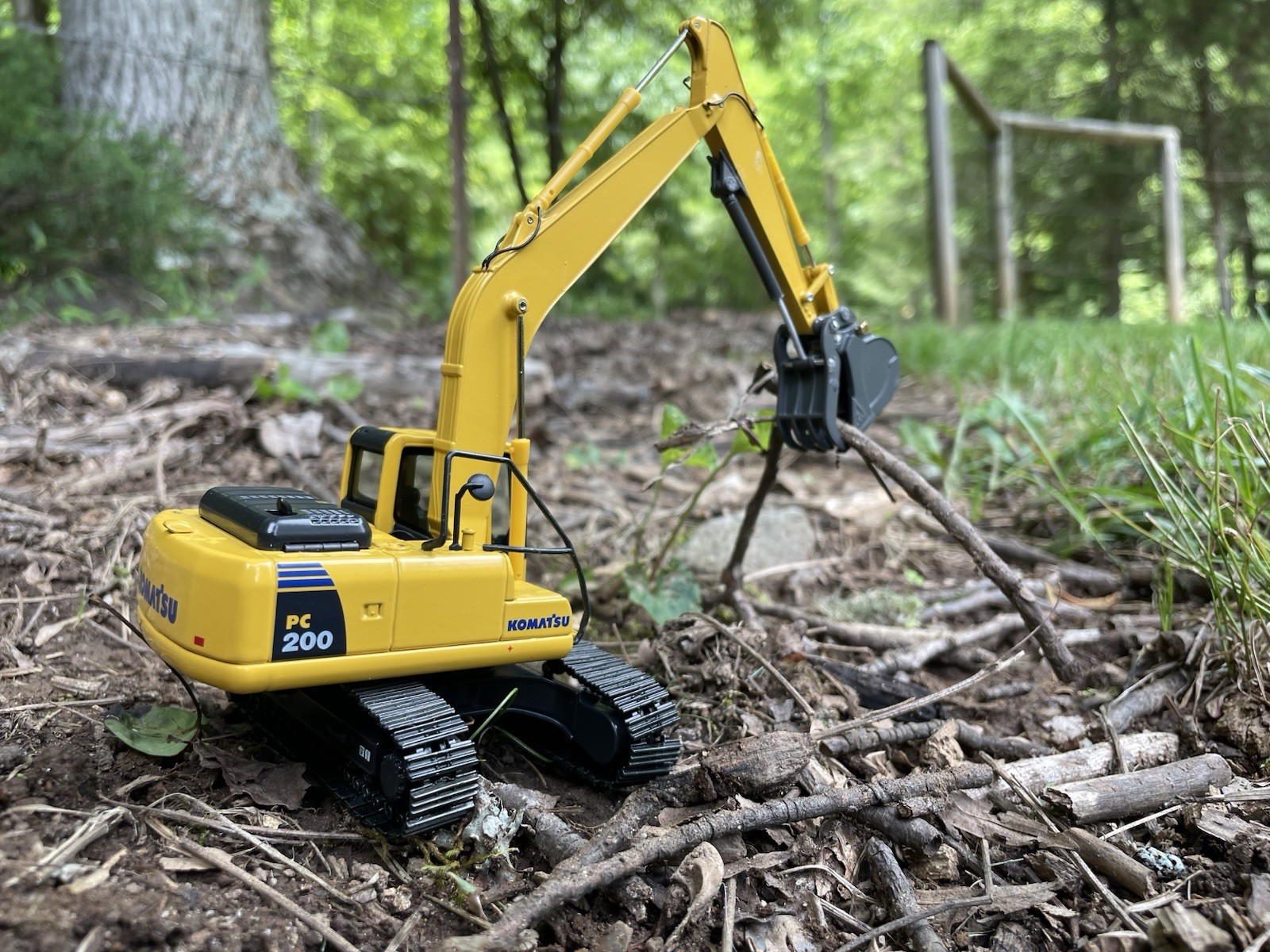 Komatsu PC200-8 Excavator w/ Case 1:50 Diecast Metal Construction Model