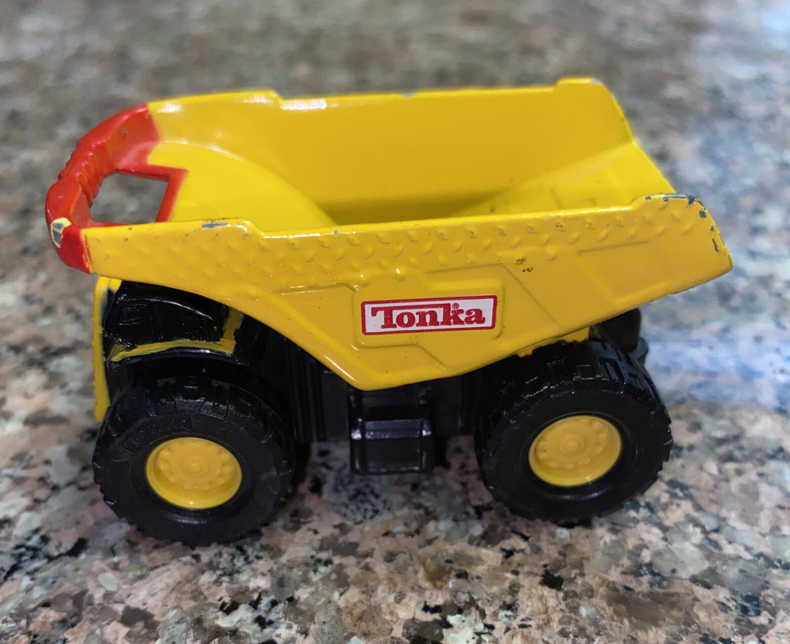 2005 Maisto Tonka Dump Truck Yellow 2 3/4″ Diecast Mini Toy Good Cond. #305
