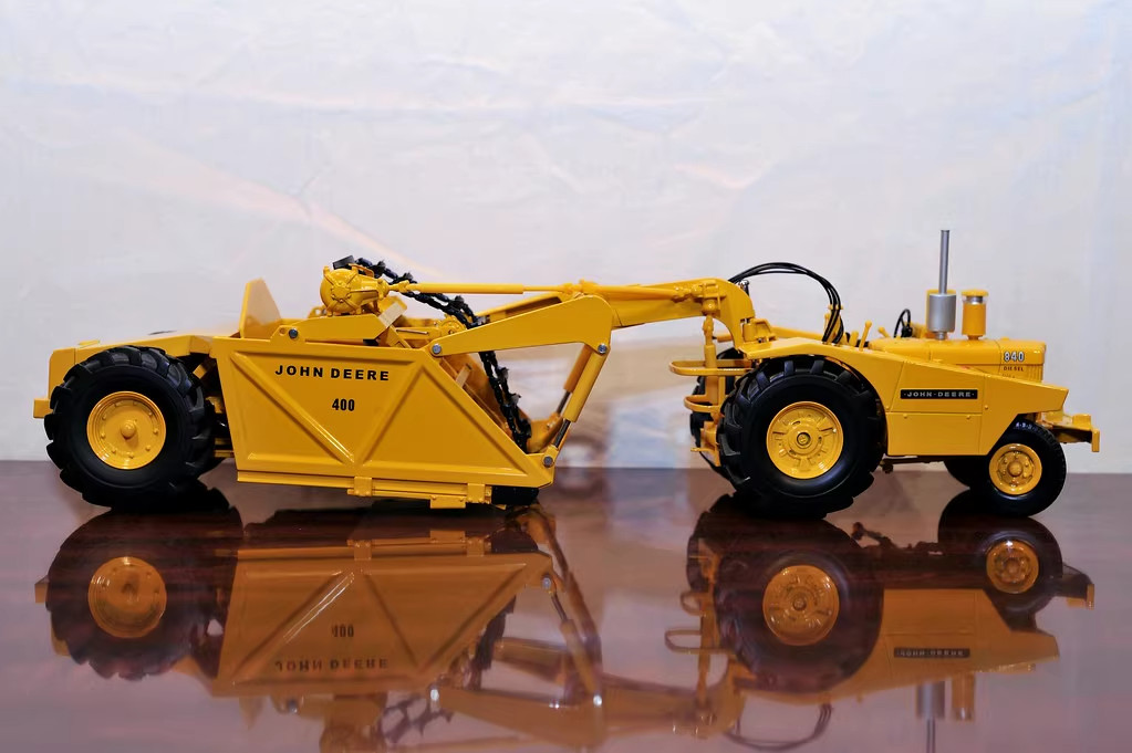 1:24 Scale John Deere 840 Diesel with 400 Scraper – Reuhl Model JD840/400 New