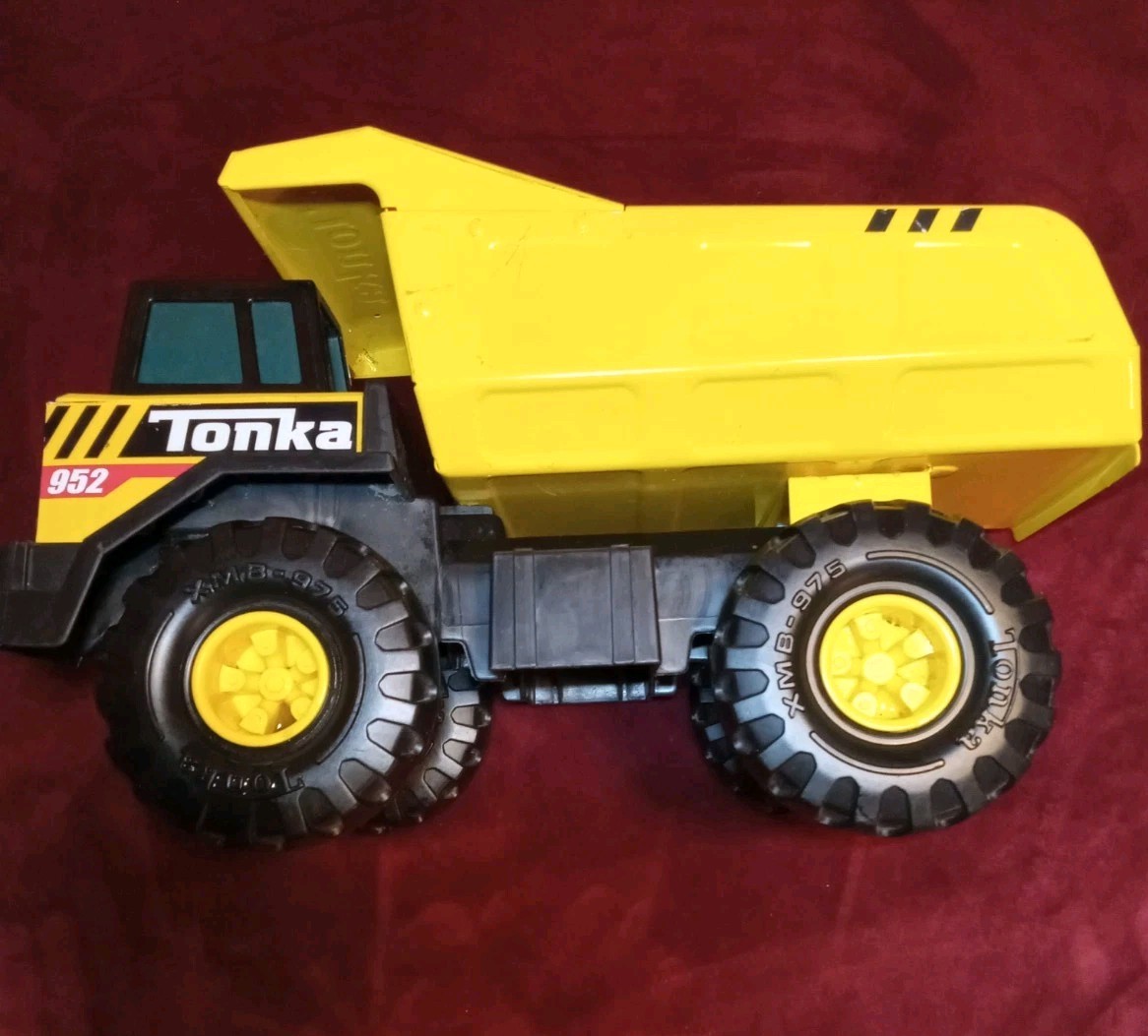 Tonka 952 Plastic Yellow Dump Truck Construction Vehicle Black