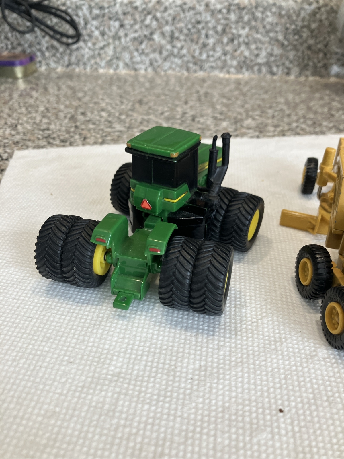 Caterpillar Model 12G Motor Road Grader Toy Metal Model + ￼ John Deere tractor