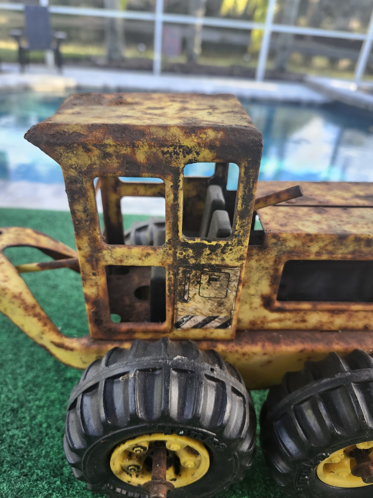 Tonka Grader Model 2510 missing blade and front end.