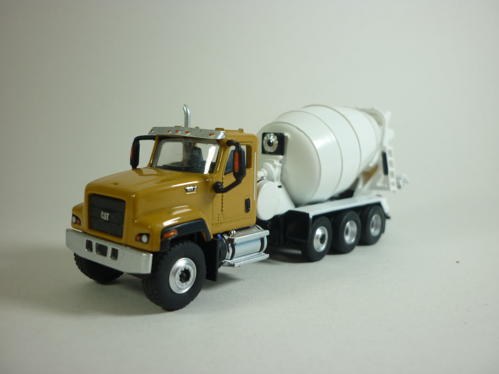 DieCast Masters 1:87 Caterpillar CT681 Concrete Mixer Die-Cast Model (with OVP)