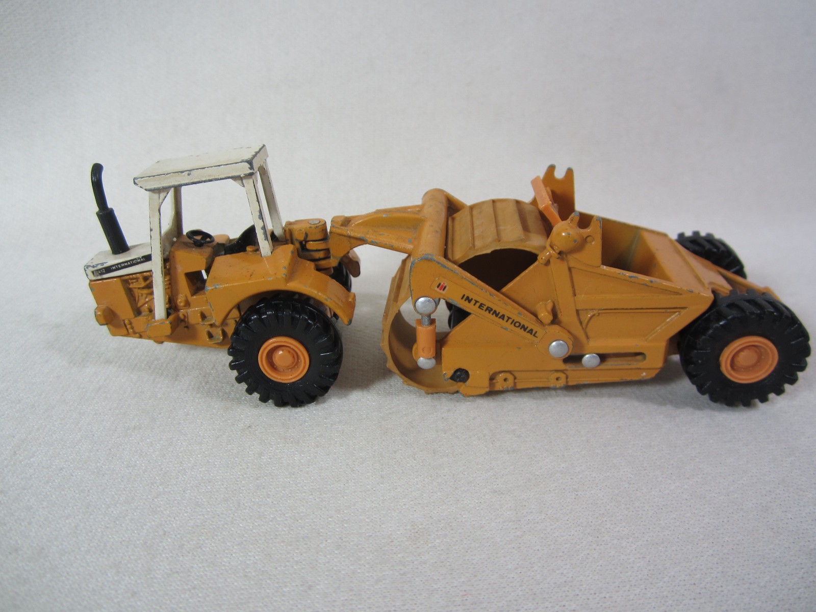 ERTL MIGHTY MOVERS INTERNATIONAL HARVESTER SCRAPER 412B 1/64 DIECAST