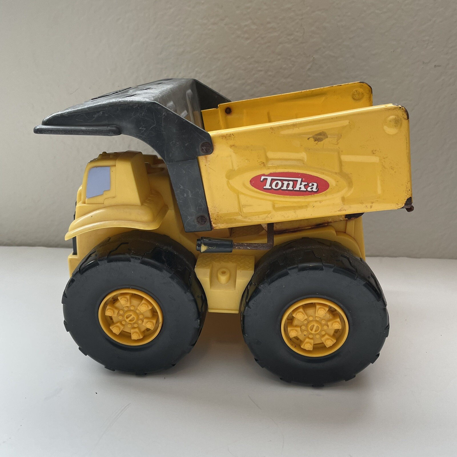 TONKA DUMP TRUCK 2006 HASBRO 9” METAL AND PLASTIC CONSTUCTION