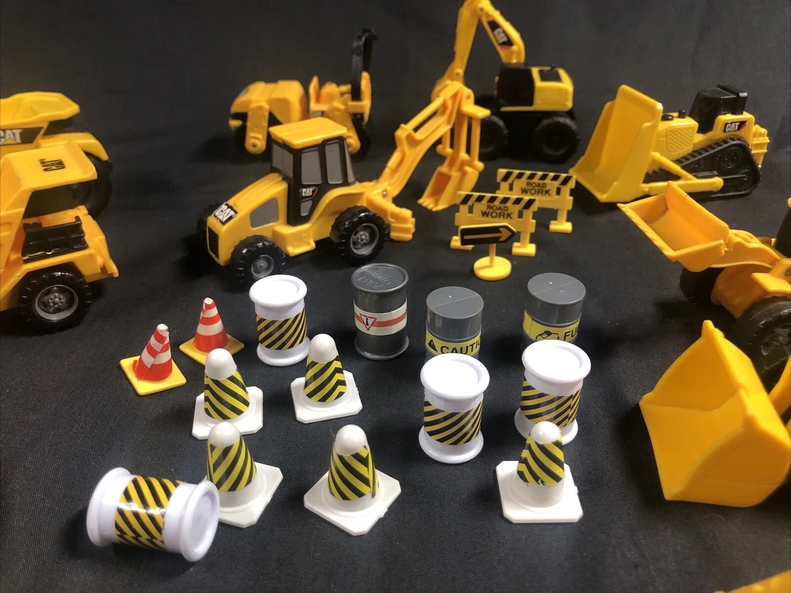 Caterpillar Construction Toy Plastic Mini Trucks lot Of 11 With Acessories.