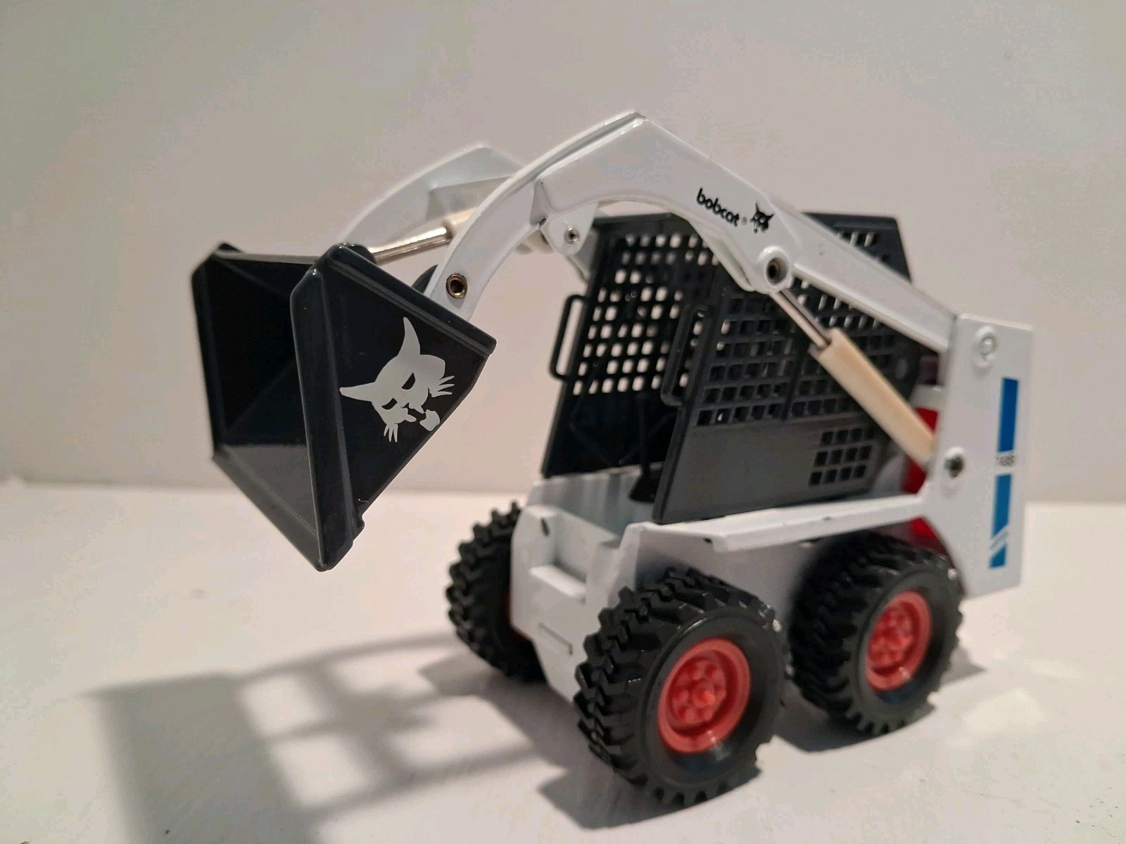 Bobcat 743B Skid-Steer Loader Clover 1:19 Scale Model Excellent Condition