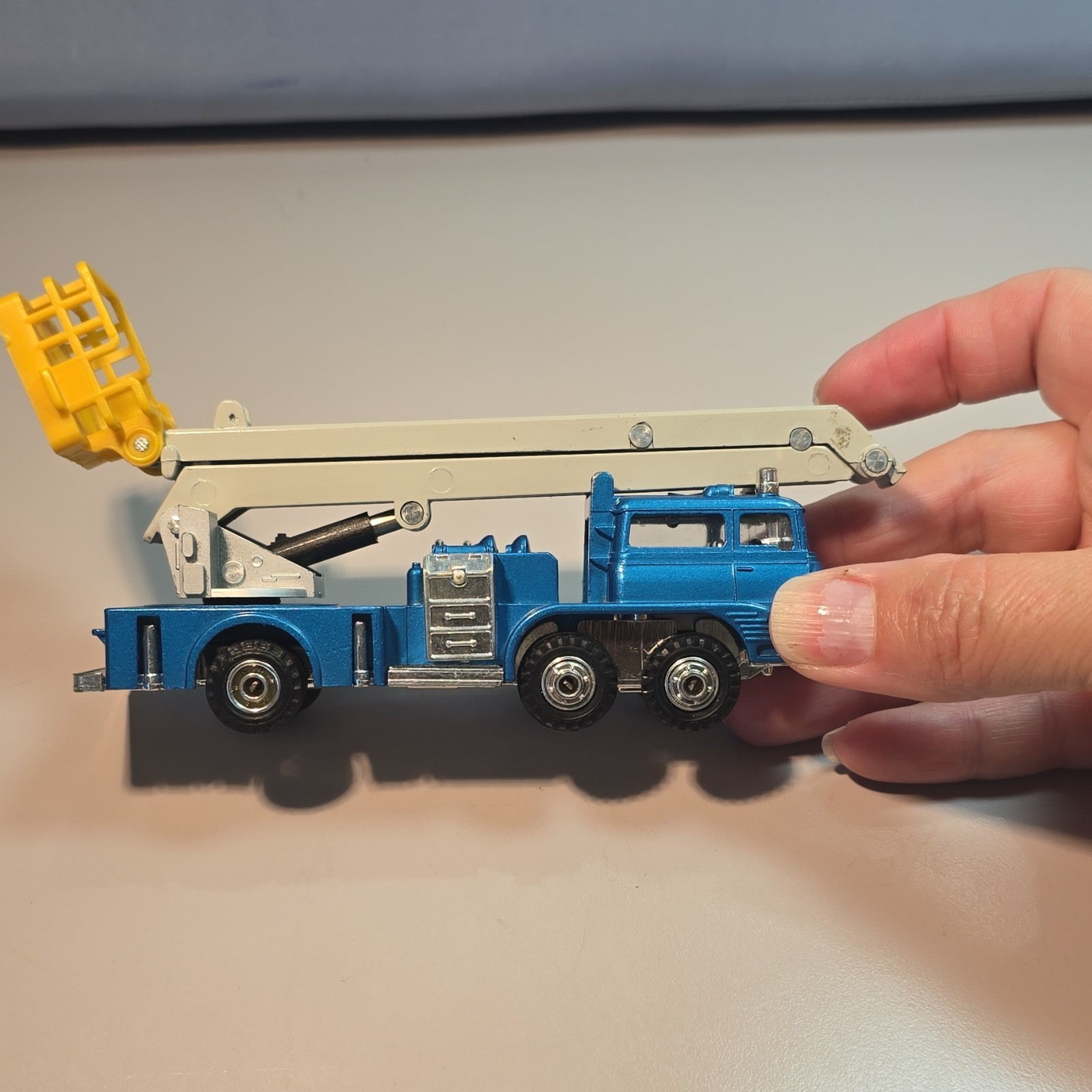 Shinsei Mini Power Ford F-7000 Cherry Picker Crane 1:55 Diecast Japan Blue