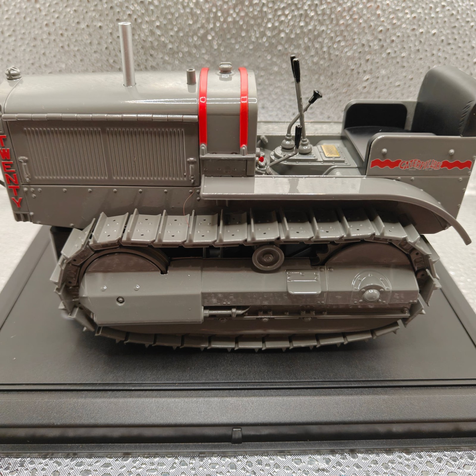 Caterpillar Twenty Track-Type Tractor Diecast Model w/ Display Case – CAT Coll