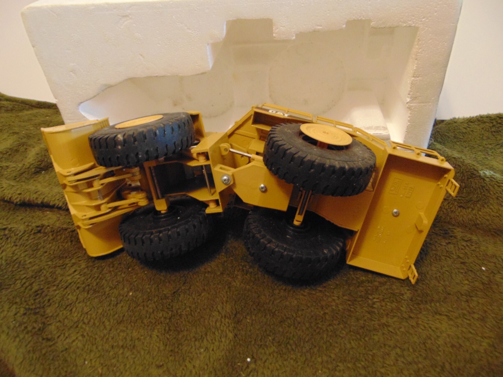 NZG 336 Cat Caterpillar 994 Die Cast Wheel Loader Lanch Edition 1 of 5000 Toy