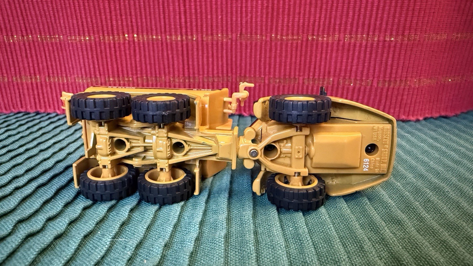 Norscot CAT Caterpillar Truck with Klein K-500 Water Tank 1:87 Die Cast Diecast