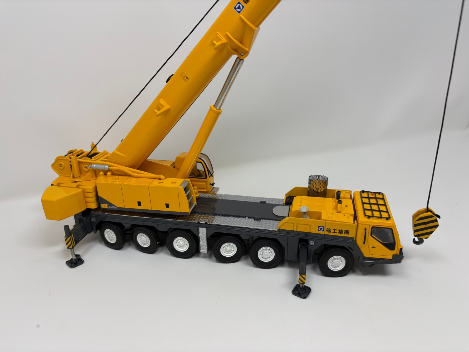 XCMG QAY200 Mobile Crane – China 1:50 Scale Diecast Model New