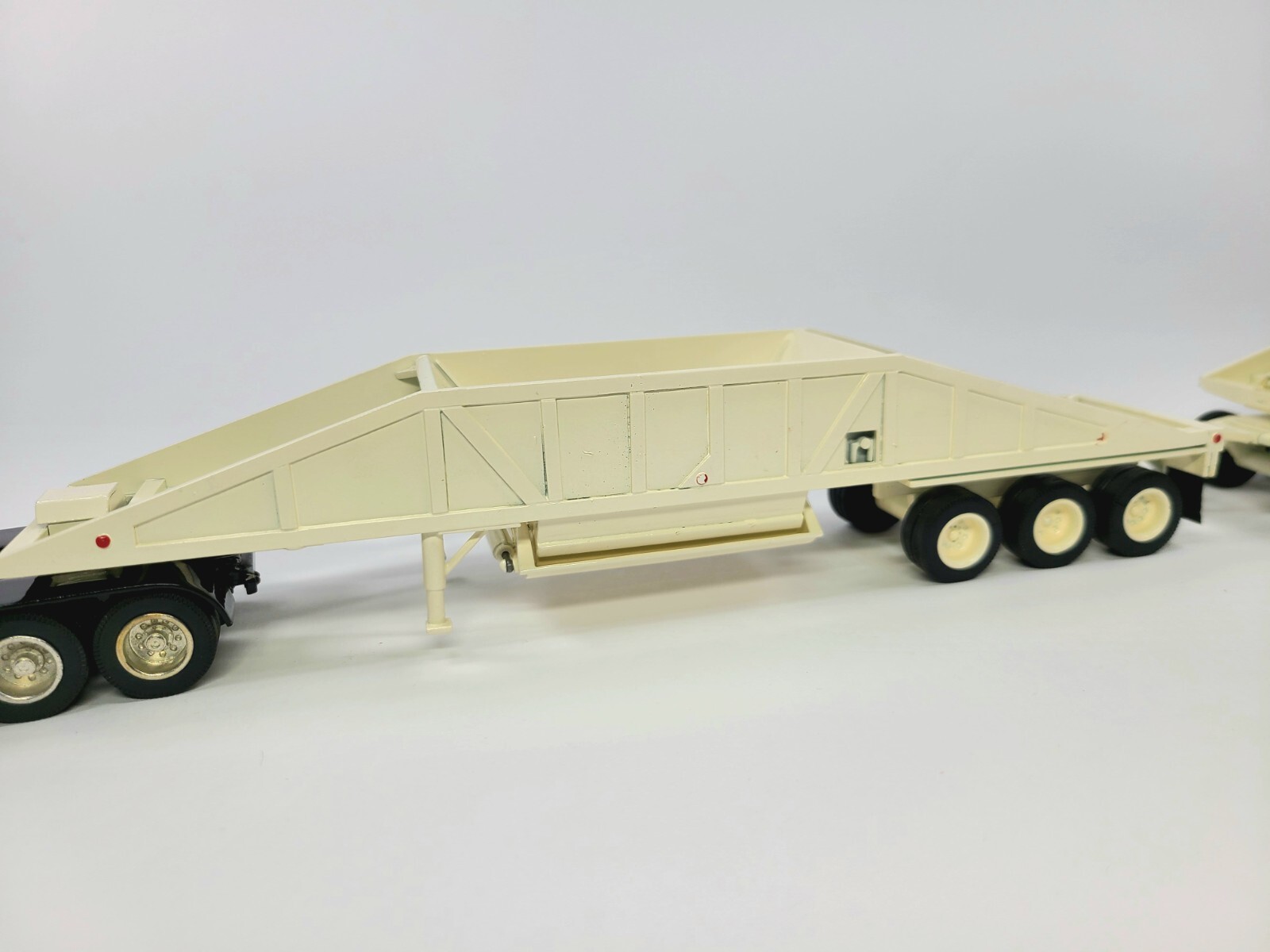Kenworth W600 with Bottom Dump Trailers – Blue/White ASAM Smith 1:48 Scale Model