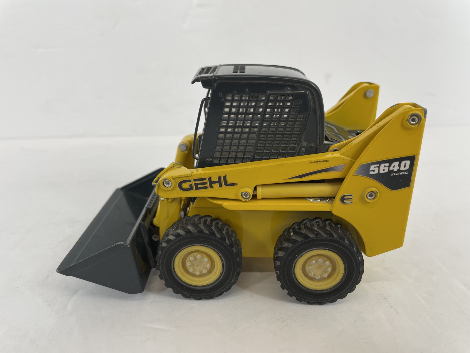 Gehl 5640 Turbo Skid Steer Loader Diecast Toy 1:25 Scale Construction Vehicle