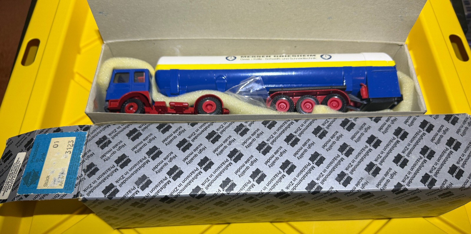 Conrad 3123 MAN Messer Griesheim Cryogenic Gas Tanker Truck Toy 1/50