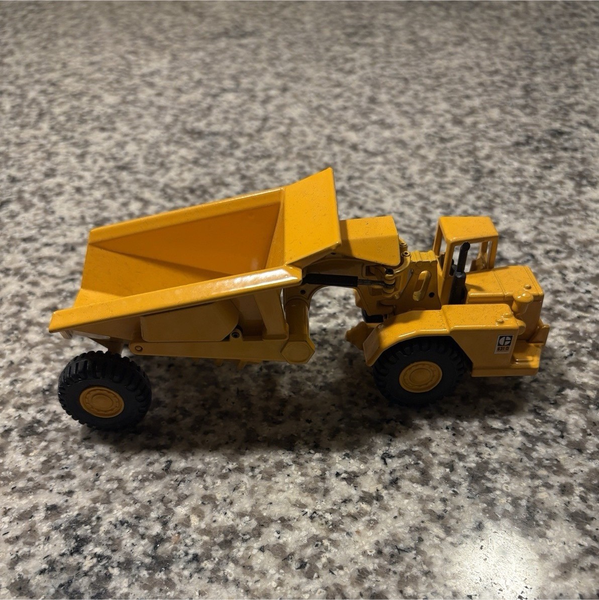 Joal Caterpillar 631D 1:70 Die Cast Yellow Construction Vehicle Working Parts