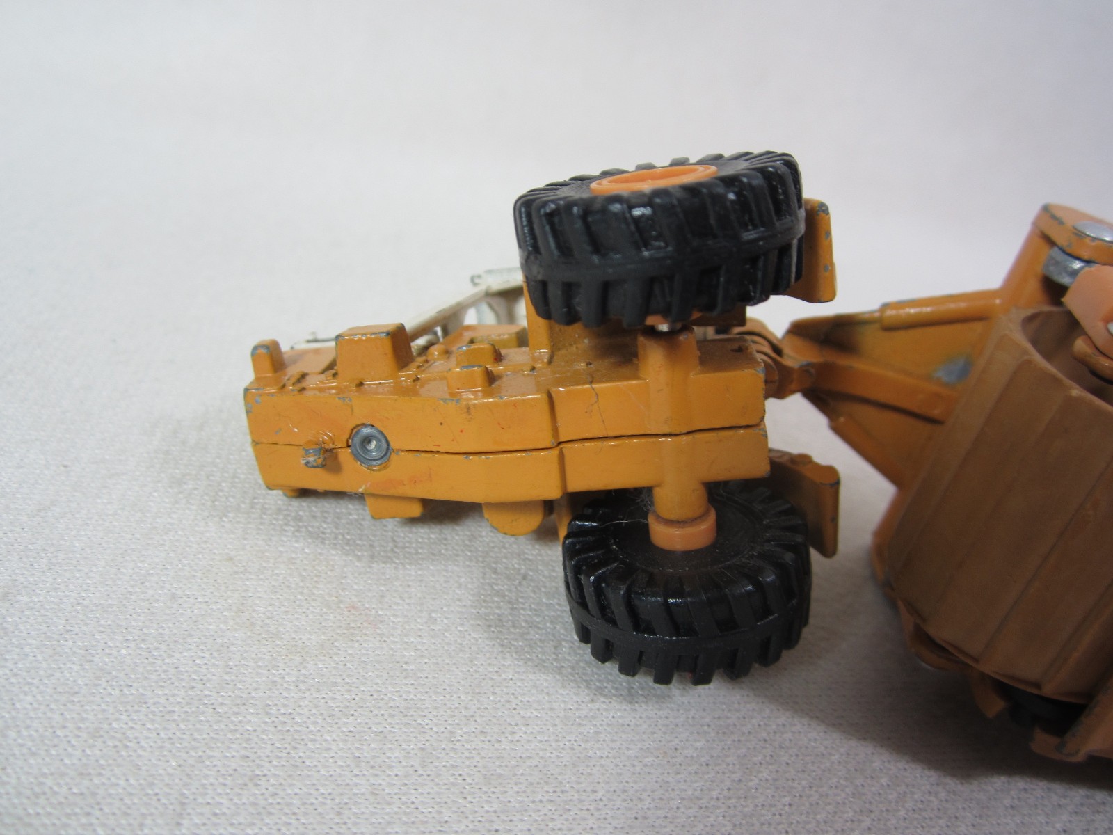 ERTL MIGHTY MOVERS INTERNATIONAL HARVESTER SCRAPER 412B 1/64 DIECAST
