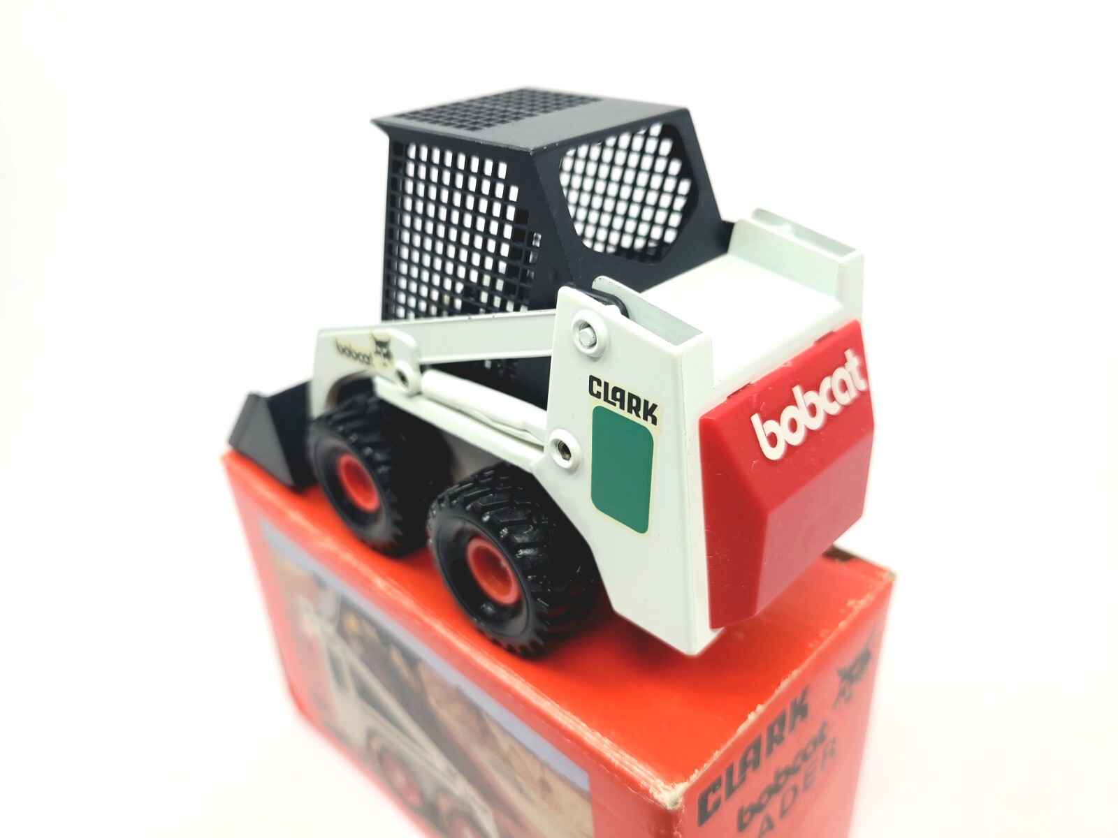Bobcat 631 Green Skid-Steer Loader – Gama 1:19 Scale Diecast Model #9420-631