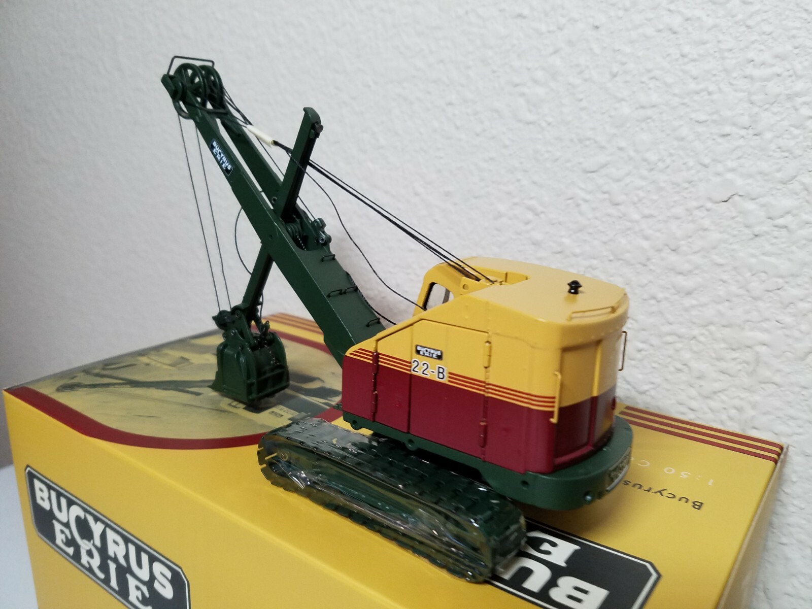 Bucyrus-Erie 22-B Cable Shovel with Metal Tracks EMD 1:50 Scale Model #T001 New