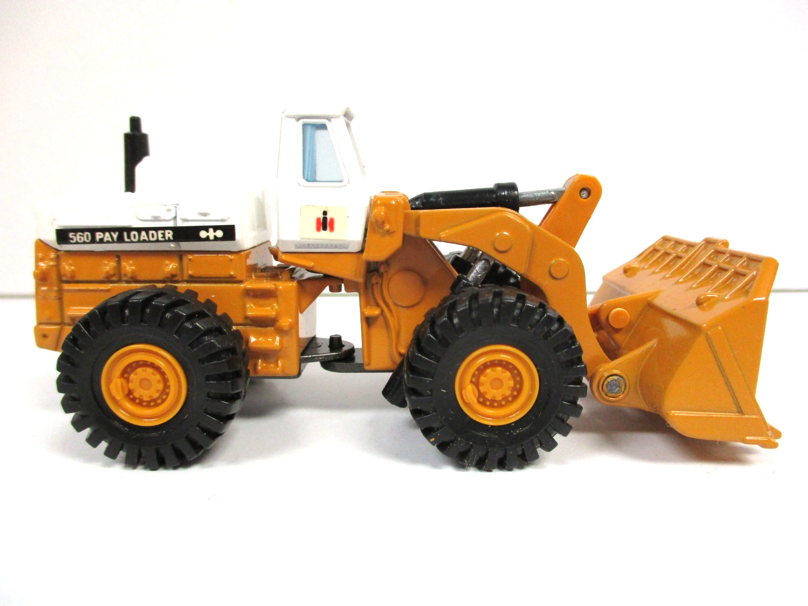 TOMICA / DANDY – INTERNATIONAL PAY LOADER 560 BUCKET LOADER- 1/80 DIECAST