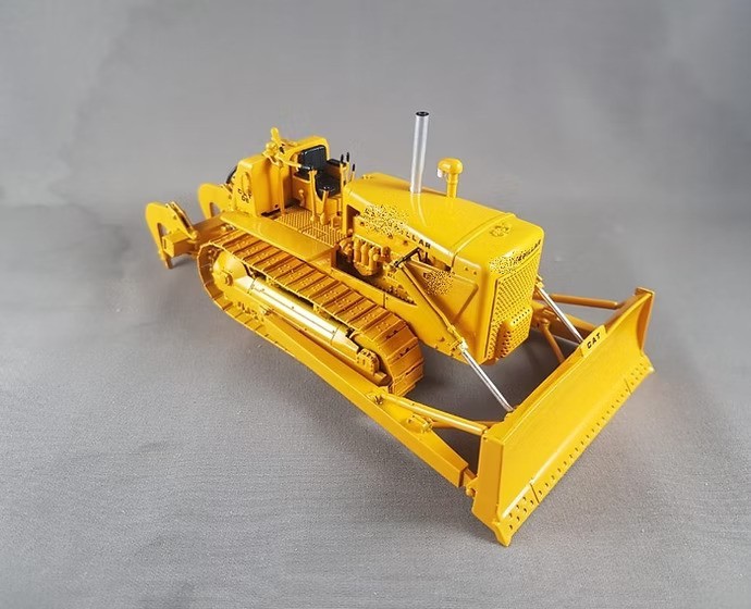 1/50 D7E-Type Dozer – Ready-Made – A-Blade Hydraulics with No.7 Ripper – Display