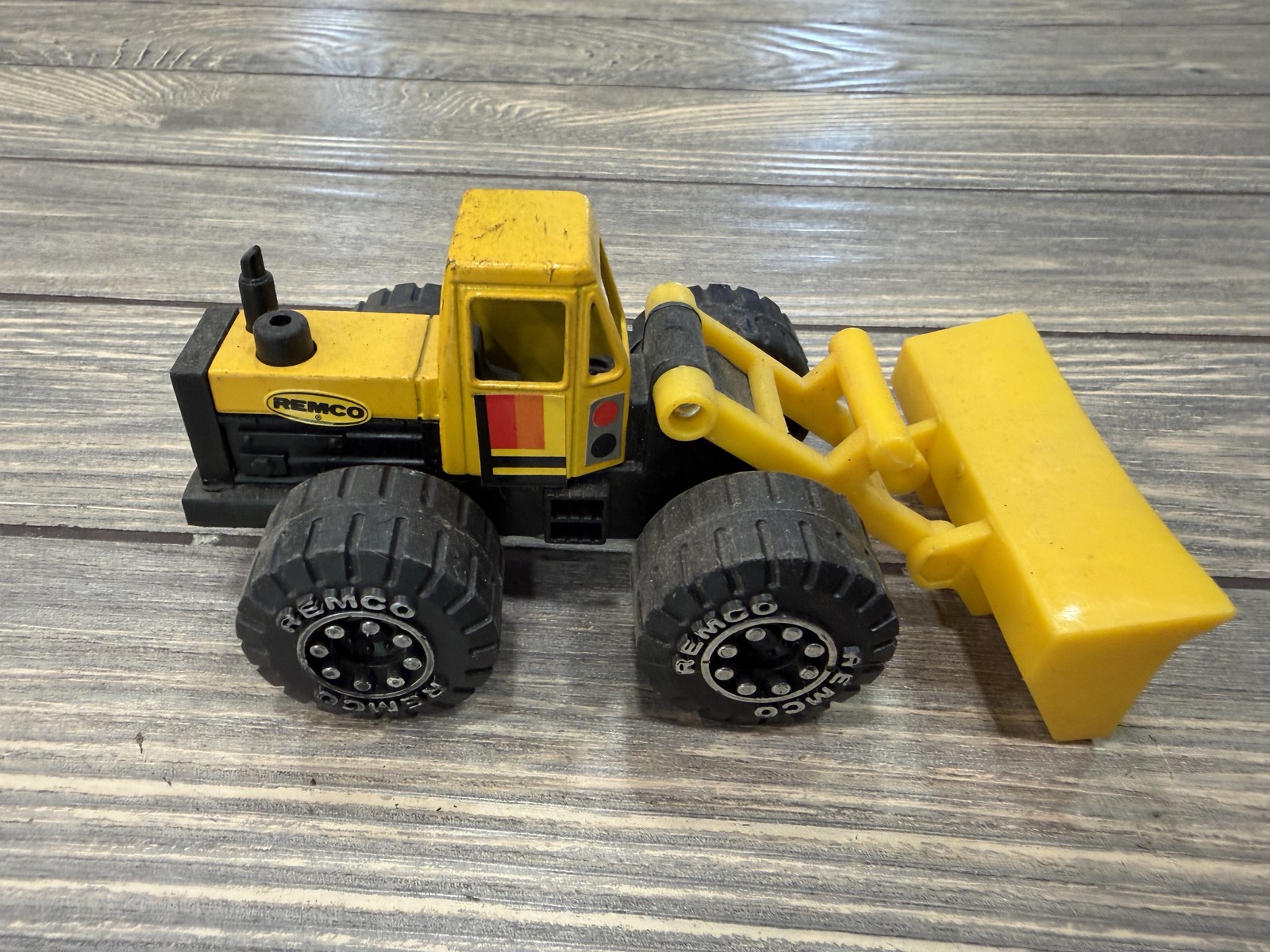 Vintage REMCO Construction Front End Loader Bulldozer Toy Vehicle 1987 Made in