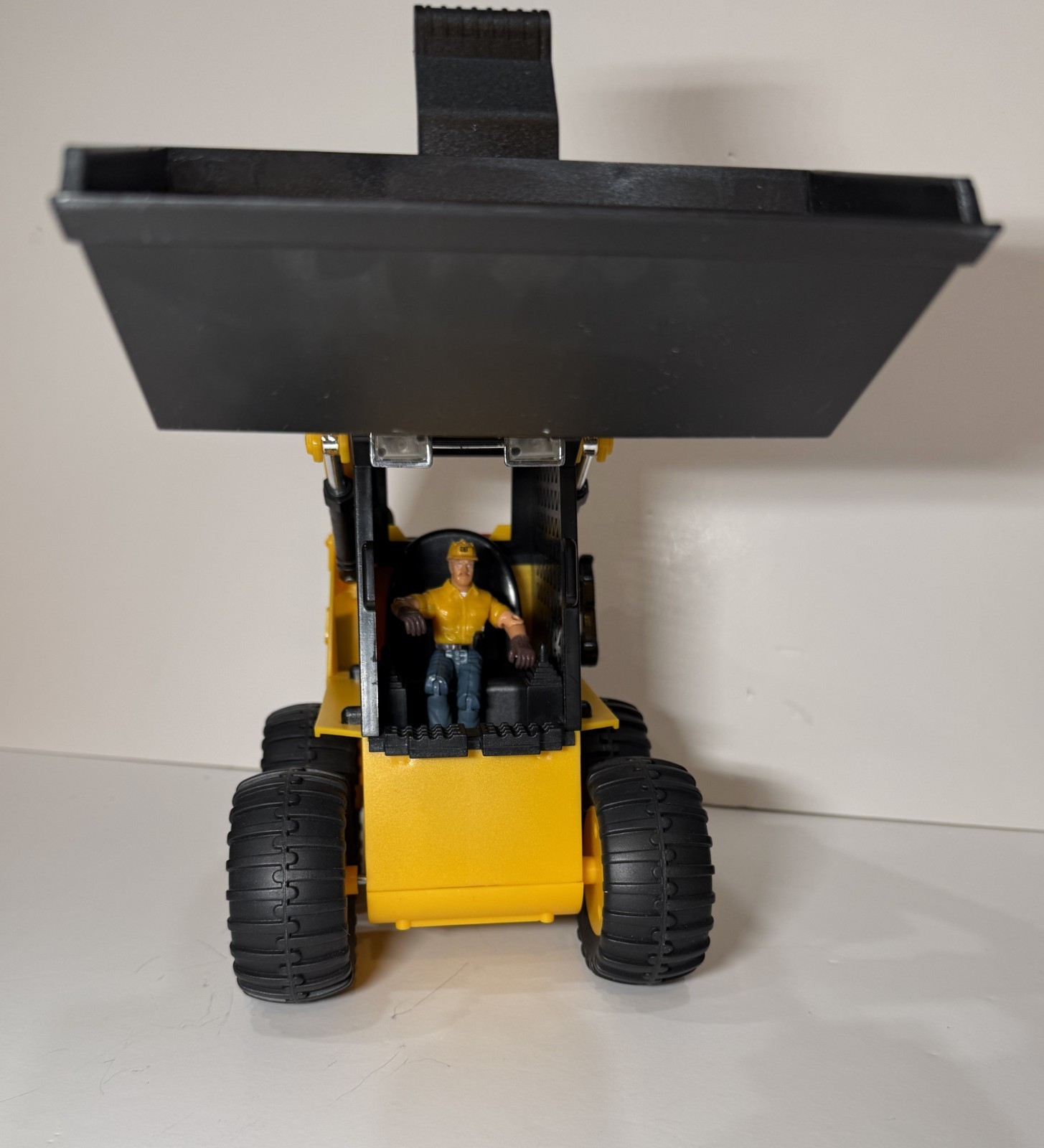 CAT Motorized Wheel Loader 12″x9″x6″ Hard Hat, Worker, Accessories by Toy State