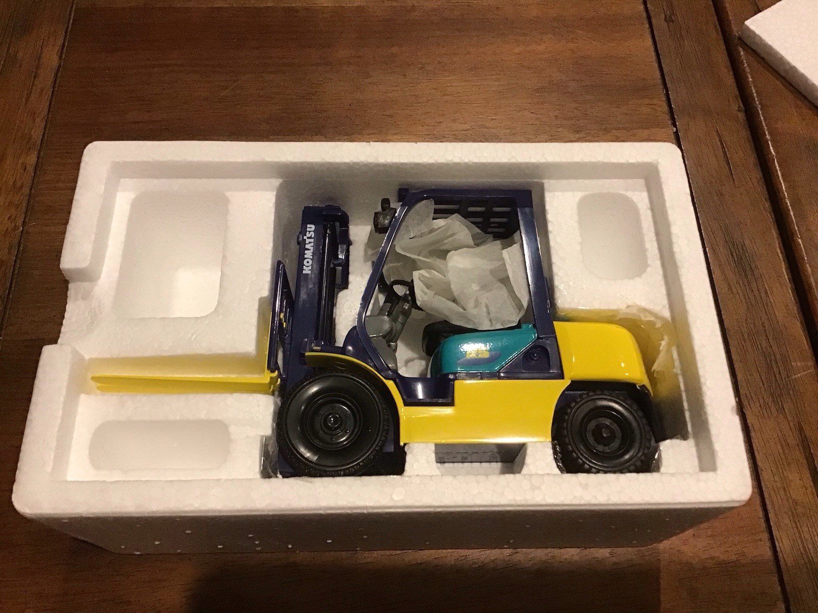 1/20 Scale Komatsu Diecast Forklifts New in the box￼