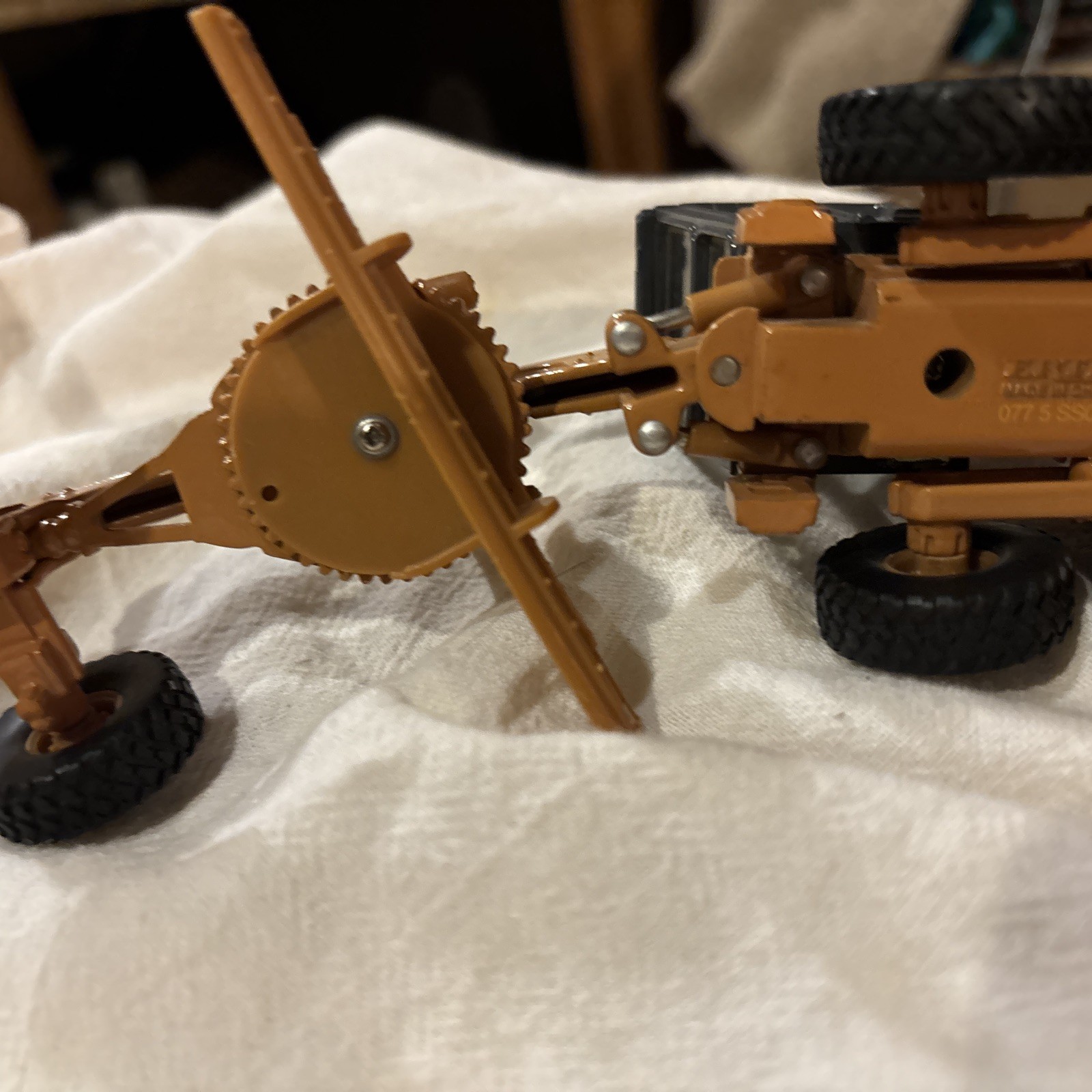 1:50 Scale ERTL Case 885 Motor Grater Die Cast