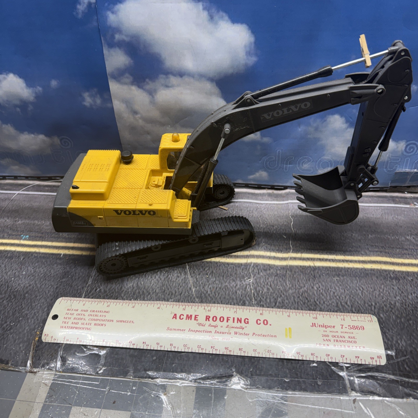 VOLVO EC460B Excavator With Sounds & Lights Battery Powered Toy 1/32 Scale