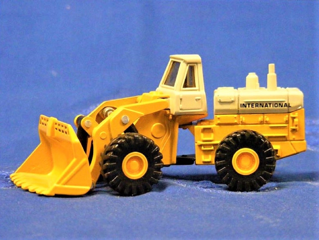 Ertl 1850.1 International IH 560 Payloader – OEM 1/64 Die-cast MIB