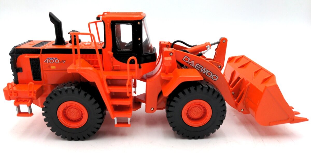 Daewoo 400V 1:40 Scale Diecast Wheel Loader/Box