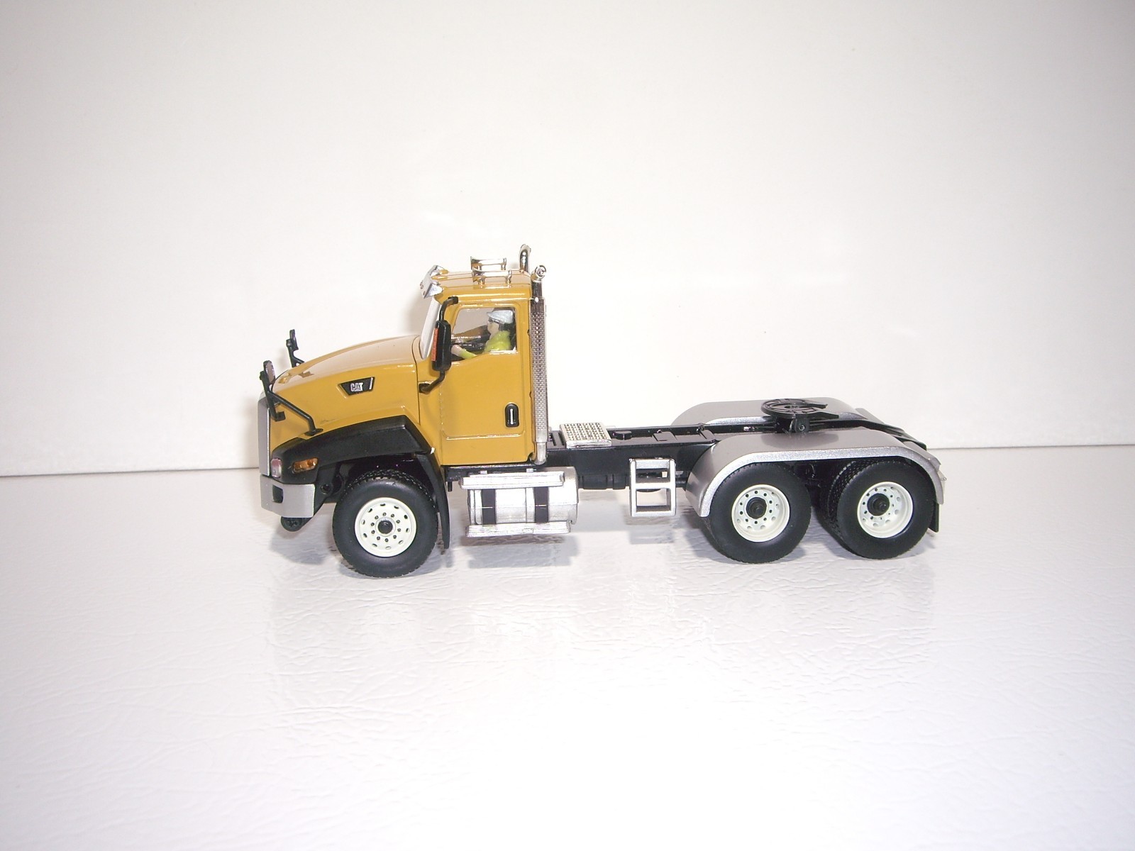 DIECAST MASTERS 1/50 CAT YELLOW CT660 DAYCAB SAME SCALE AS FIRST GEAR