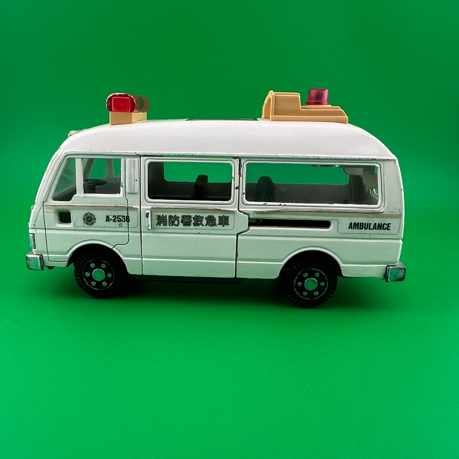 Diapet Yonezawa Nissan Caravan Ambulance 1/43 Made In Japan 014-1994