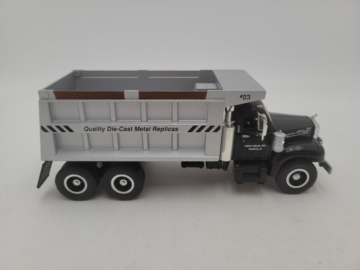 First Gear 19-0008 1:34 Scale 1960 Model B-61 Mack Dump Truck EX/Box