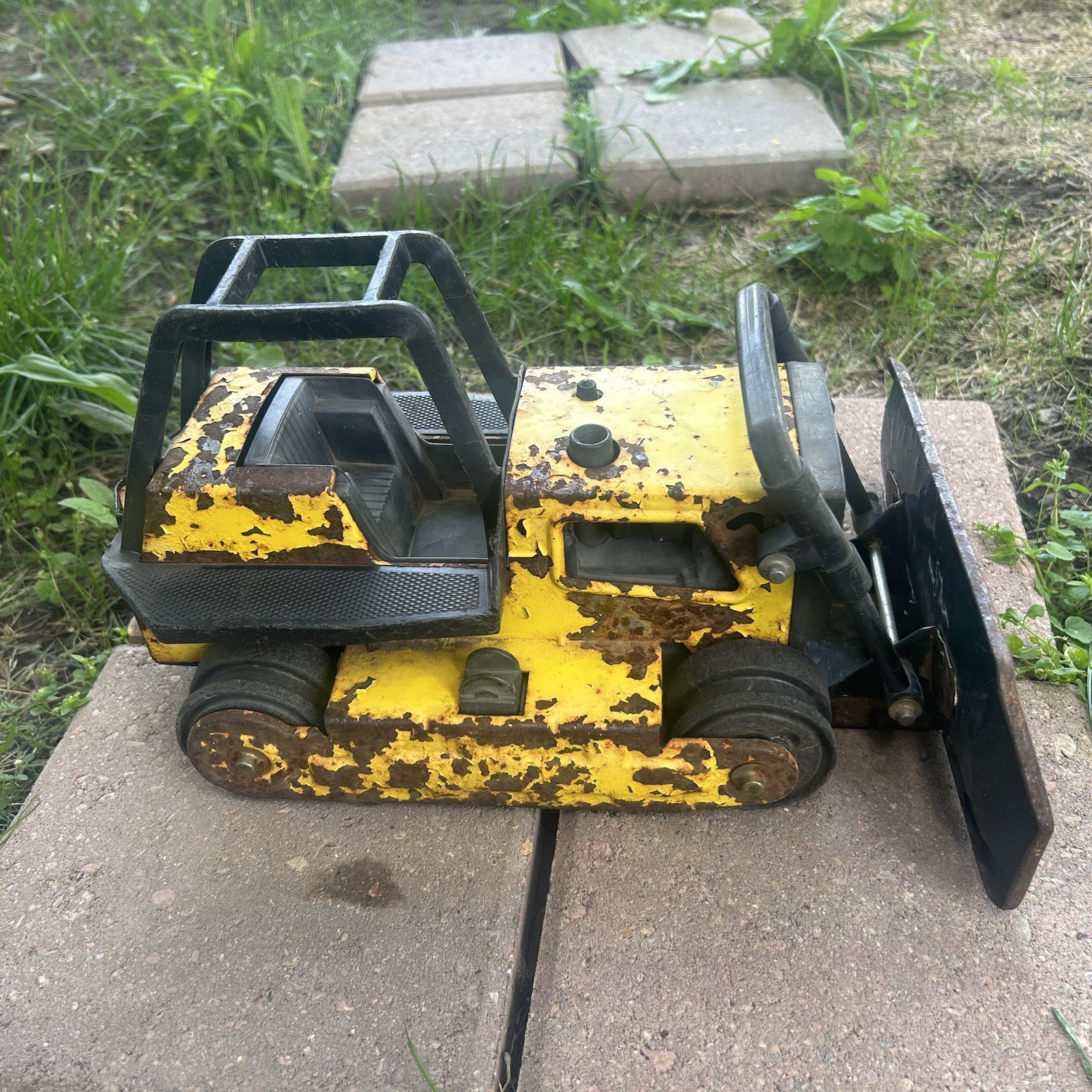 Tonka. Vintage 1980’s Yellow Steel Bulldozer 13″