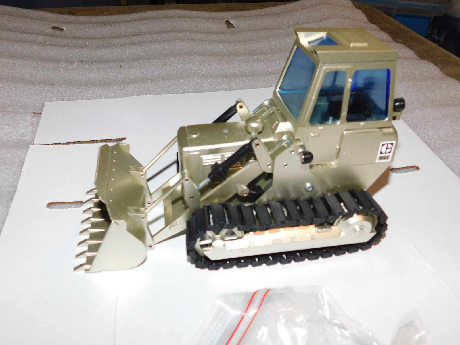 Conrad NZG CATERPILLAR 941 Crawler Loader in RARE Silver w cab & operator