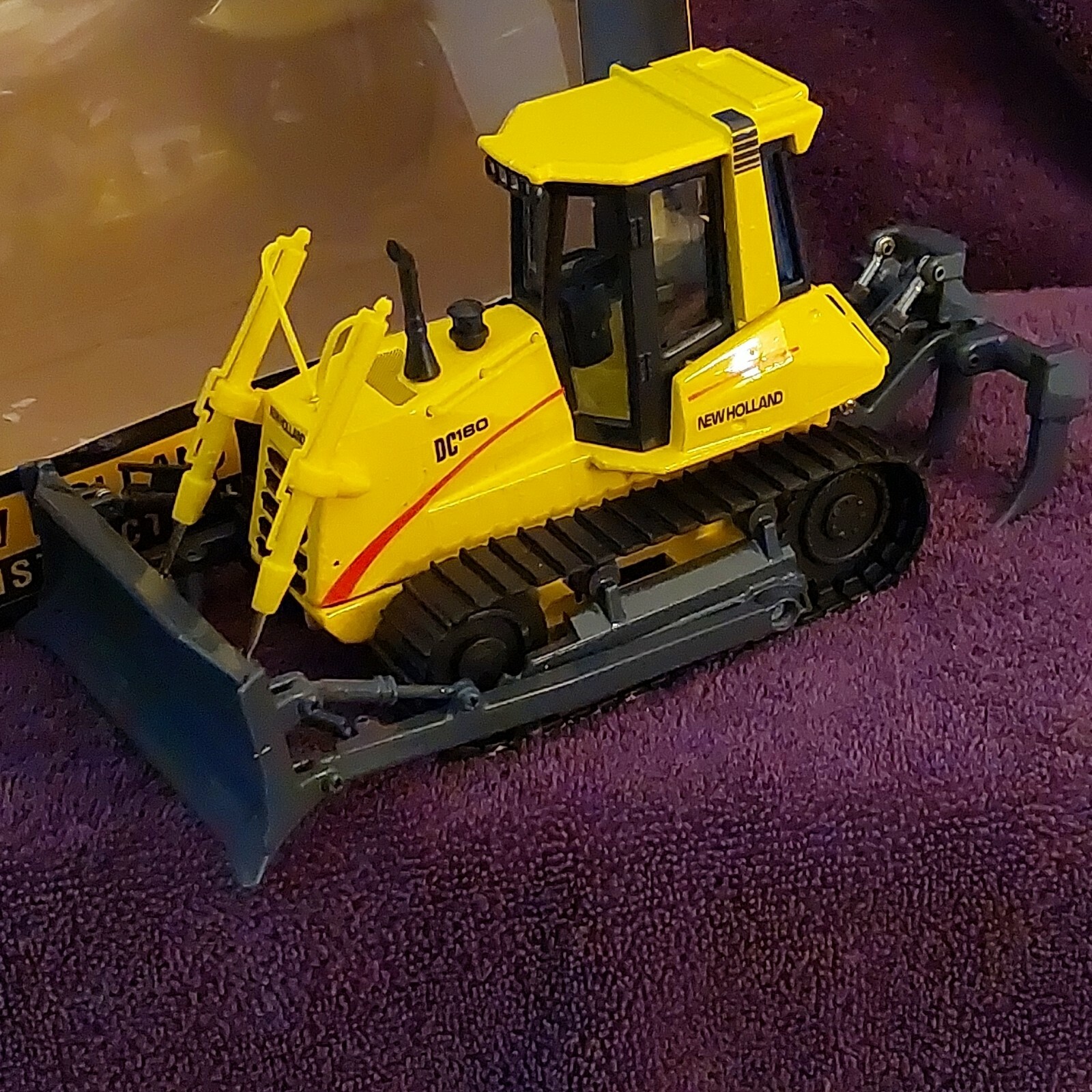 REMARKABLE NEW HOLLAND 9″L X 4″ W, CONSTRUCTION DIECAST DC 180 GRADER/CRAWLER