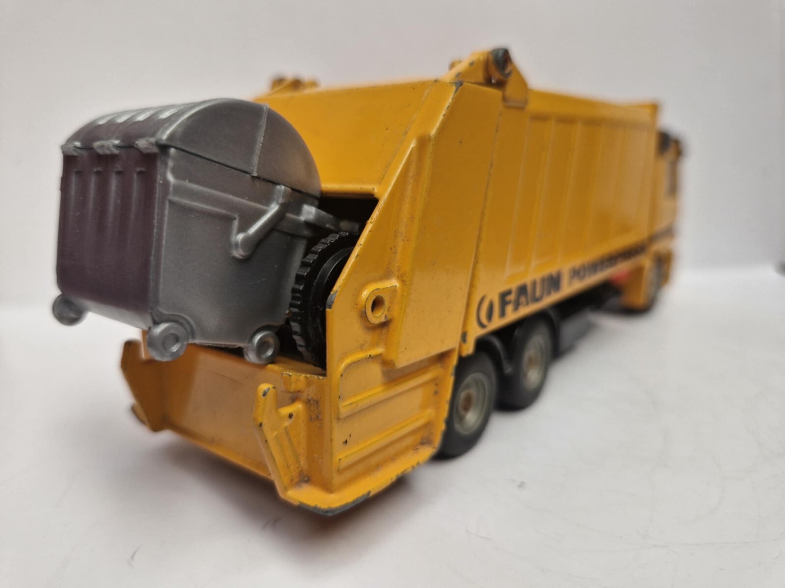 Siku Super Series Mercedes Actros Garbage Truck 1:55 die cast unboxed used cond