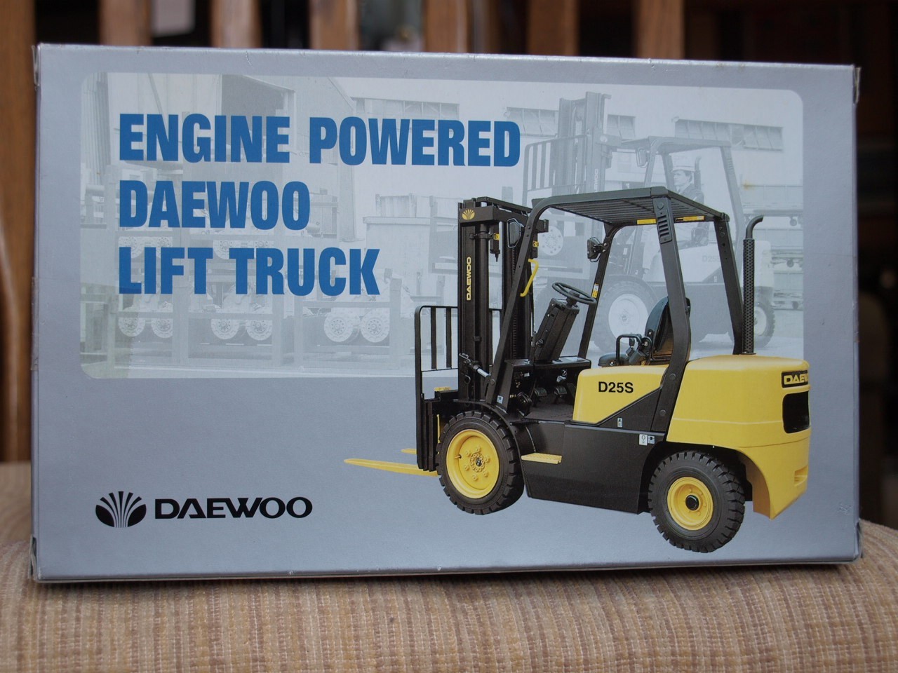 Daewoo D25S Lift Truck Forklift 1/20 Scale Diecast Clover Toys Construction NIB!