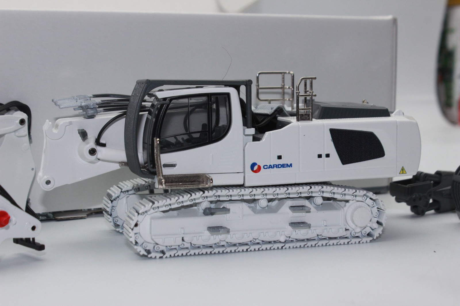 Conrad 2222 LIEBHERR R 940 Demolition Excavator Model 1:50 White New OVP