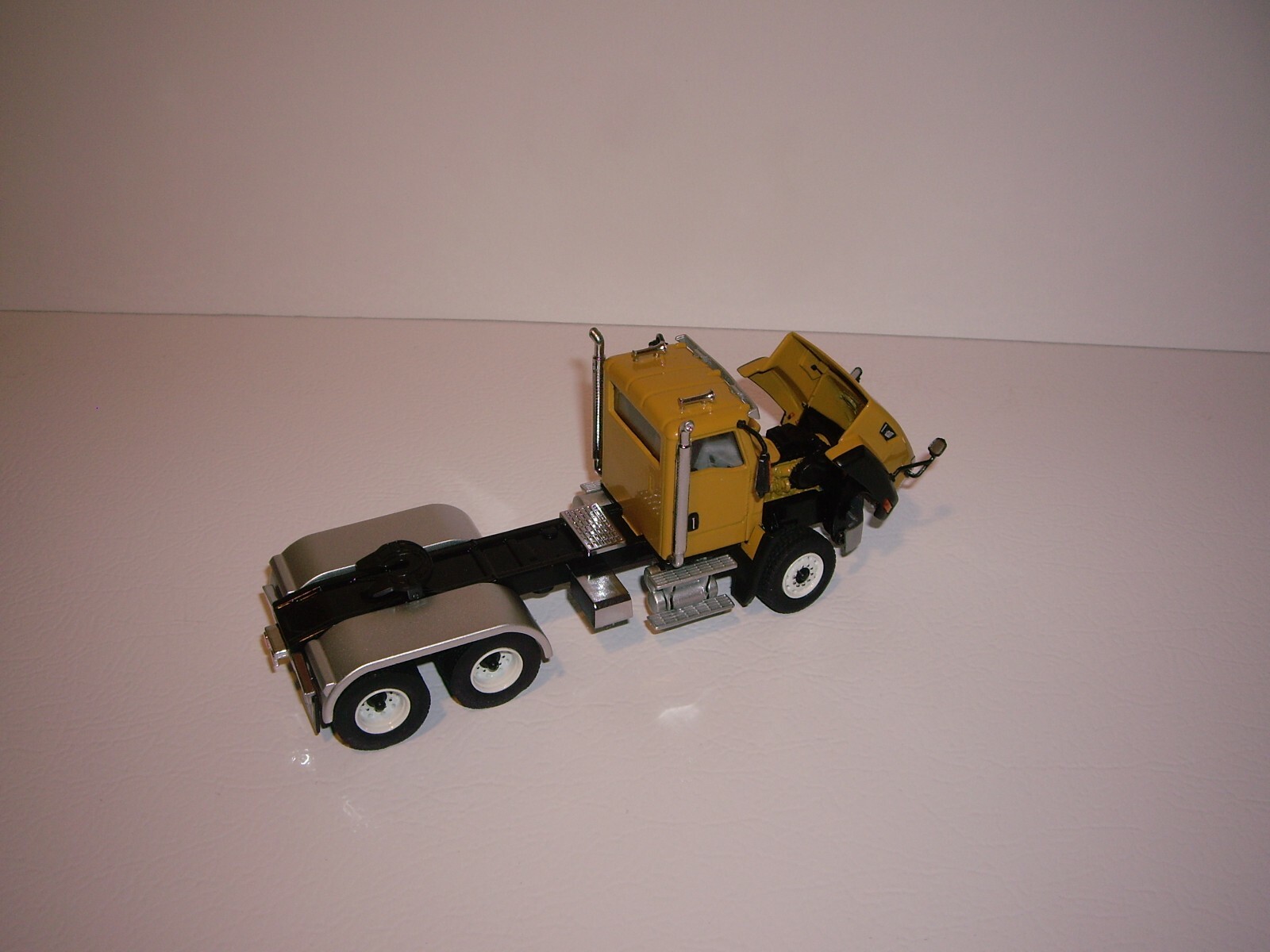 DIECAST MASTER 1/50 CAT CT660 DAYCAB WITH CAT MURALED DRYVAN SAME AS FIRST GEAR