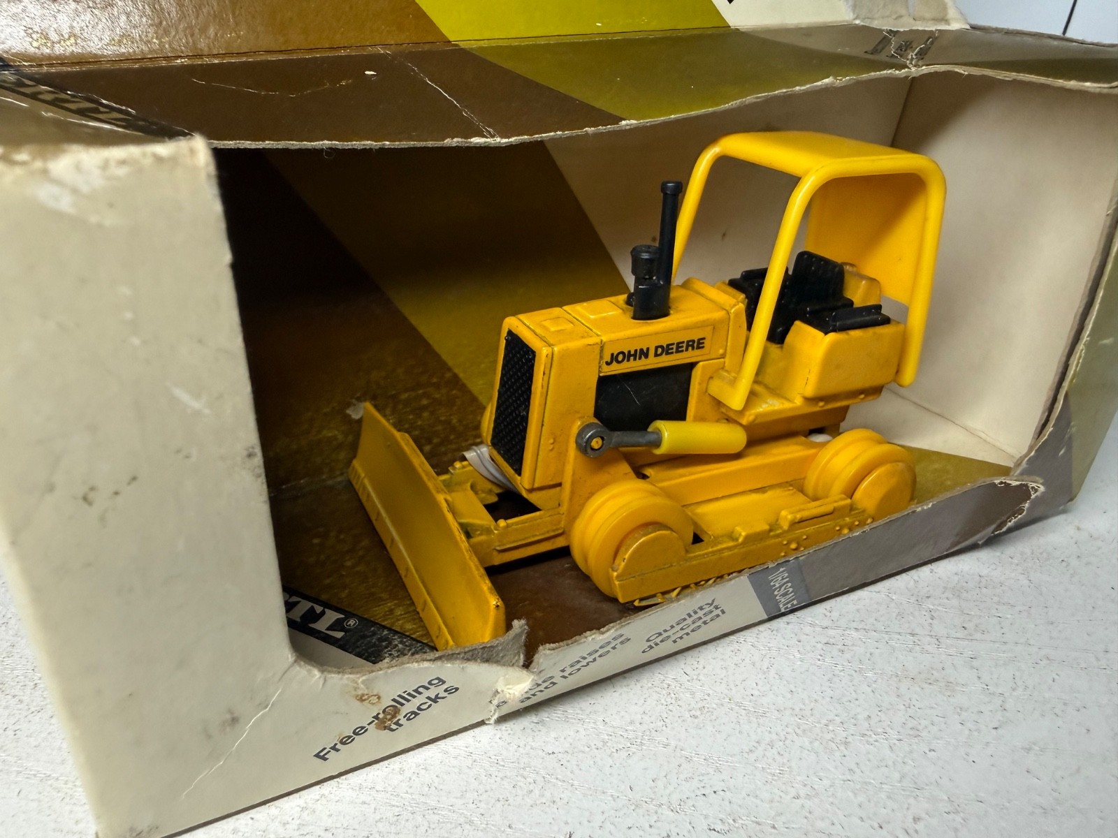 ERTL John Deere 550G Crawler Dozer 1:64 Diecast Yellow/Black Movable Tracks 568