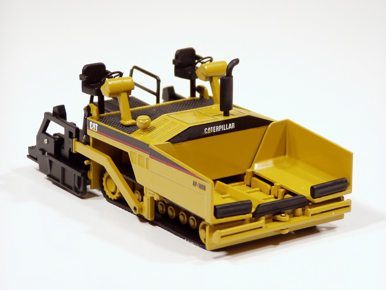 Caterpillar AP1050 Paver – “LAUNCH EDITION” – 1/50 – NZG #388 – MIB