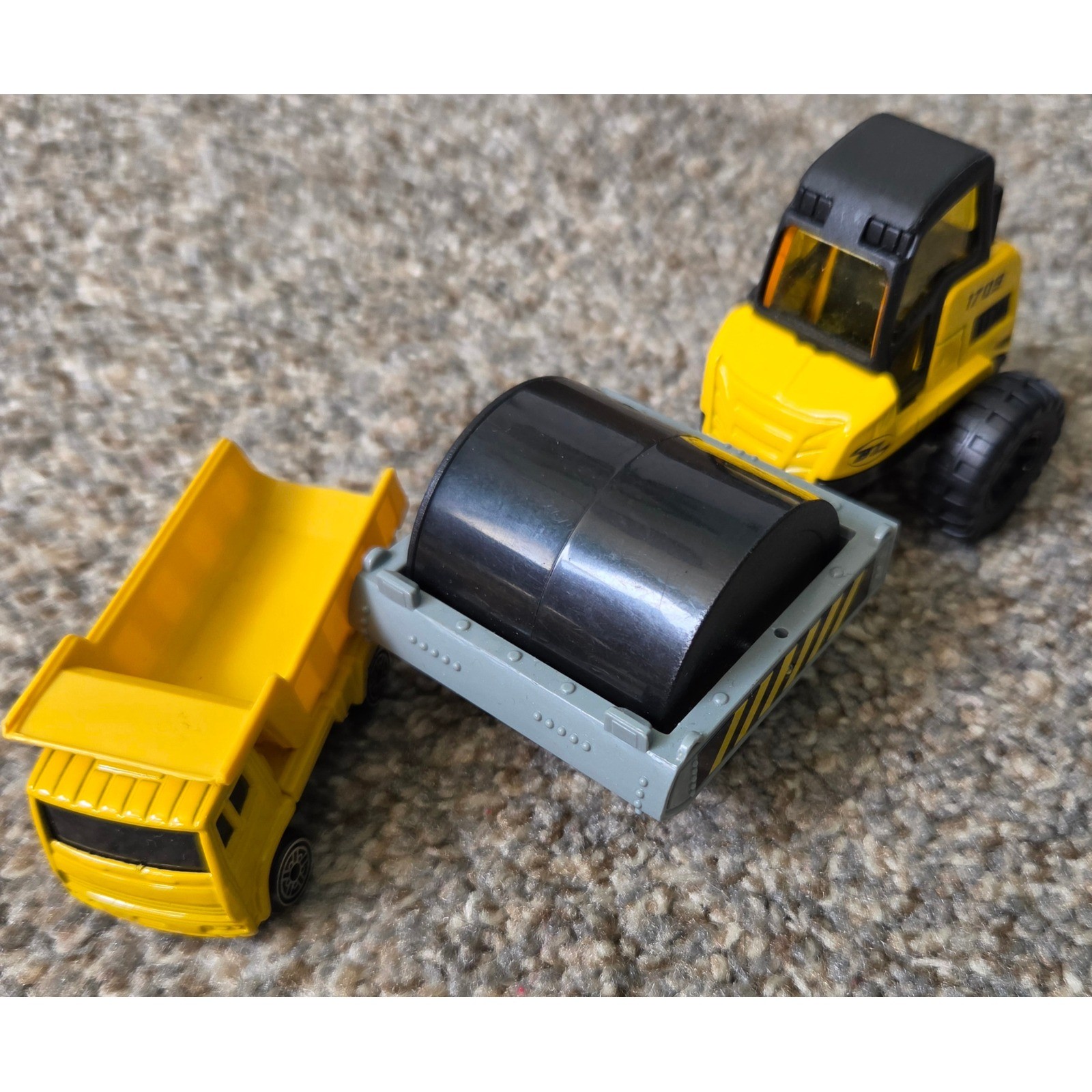 Maisto Construction Vehicle Set Yellow Street Roller 1709 and Dump Truck Diecast