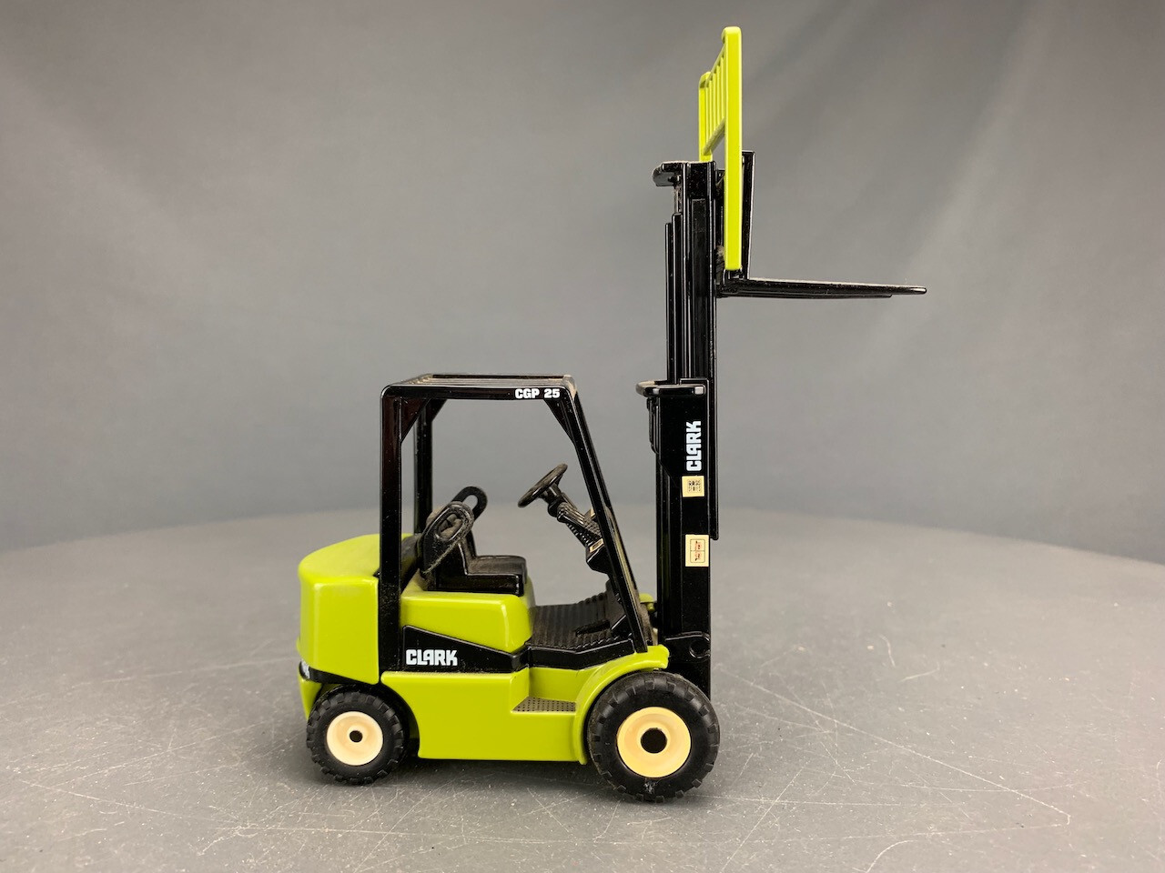1:24 Diecast Clark CGP 25 Forklift D1453