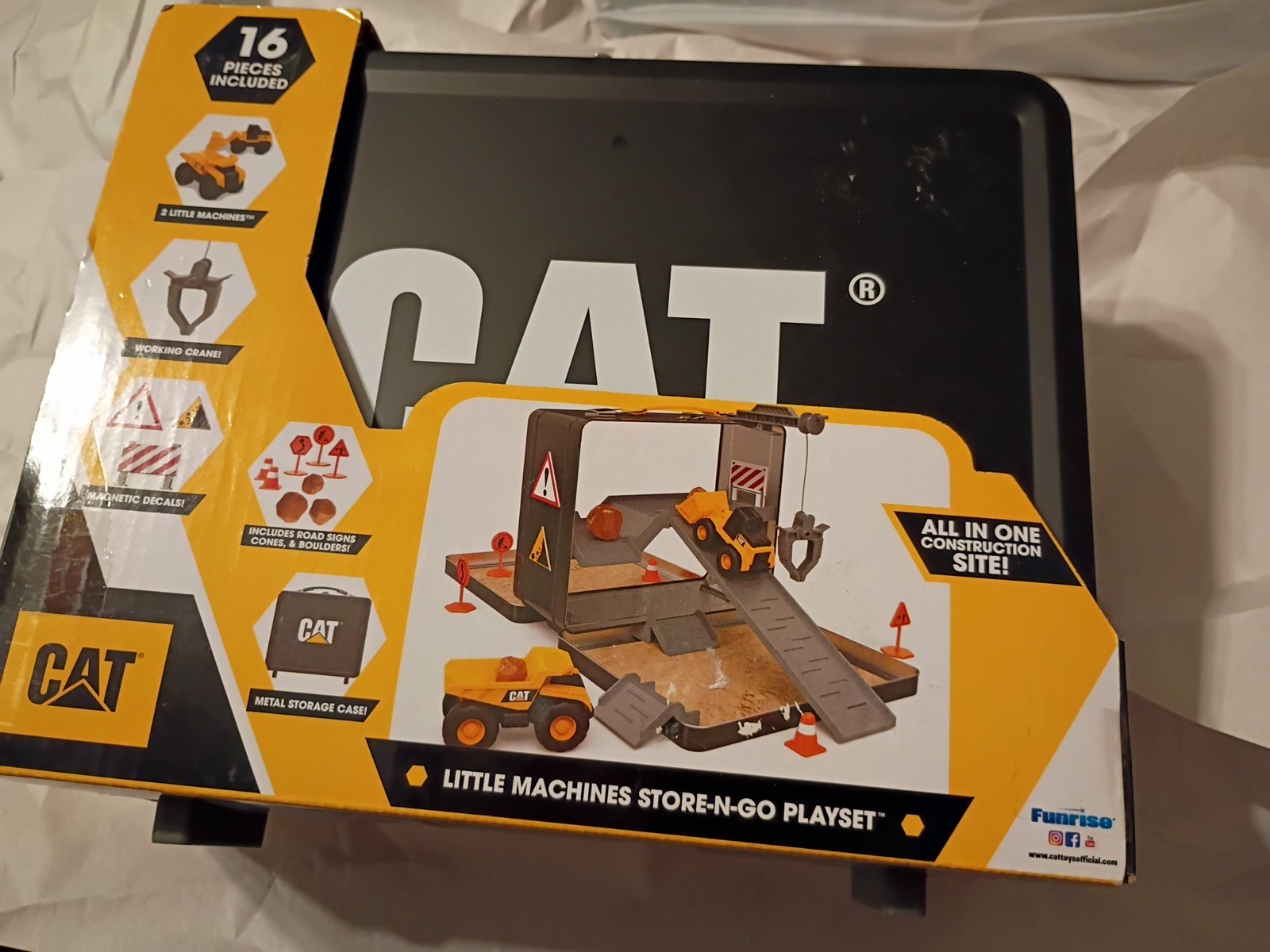 CAT ( Caterpillar ) Kids Little Machines Store N Go Playset Construction Site