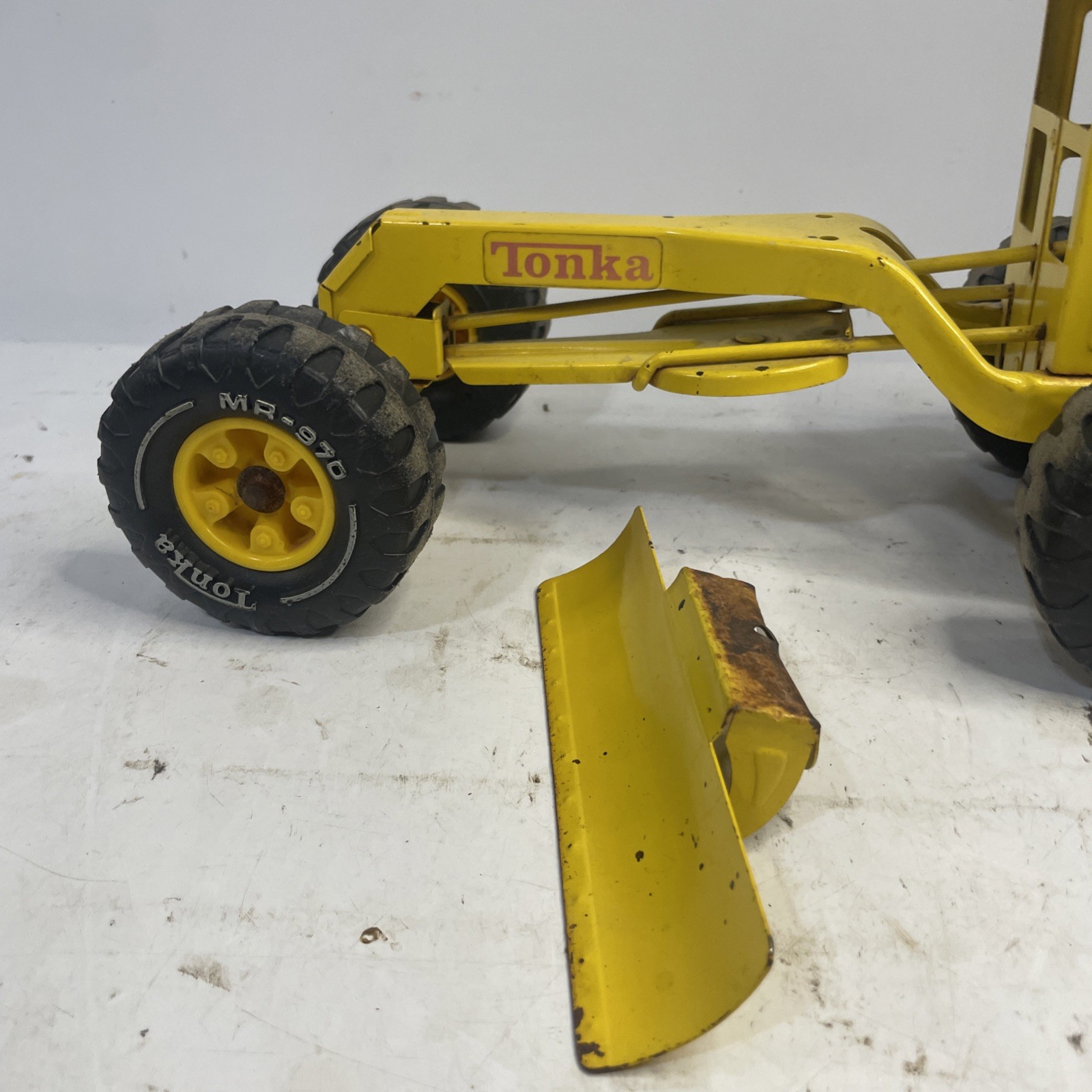 Vintage Pressed Metal Yellow Tonka Road Grader MR-970 18″ 70’s DETACHED BLADE
