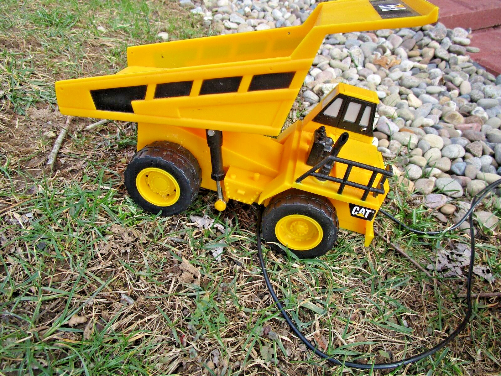TOY STATE CAT Caterpillar 9″ Remote Control Dump Truck Lights Sounds +1 w/effect