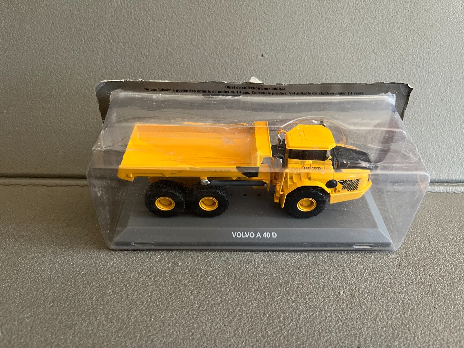 Miniature construction vehicle Volvo A 40 D truck dump truck Hachette 1/72